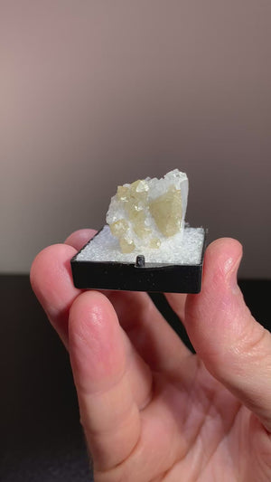 Scheelite on Quartz