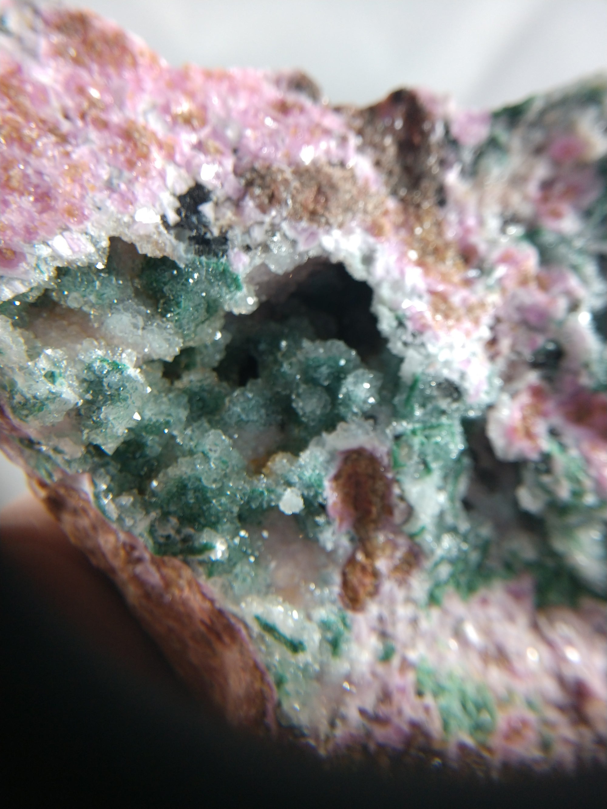 Spherocobaltite with malachite and quartz