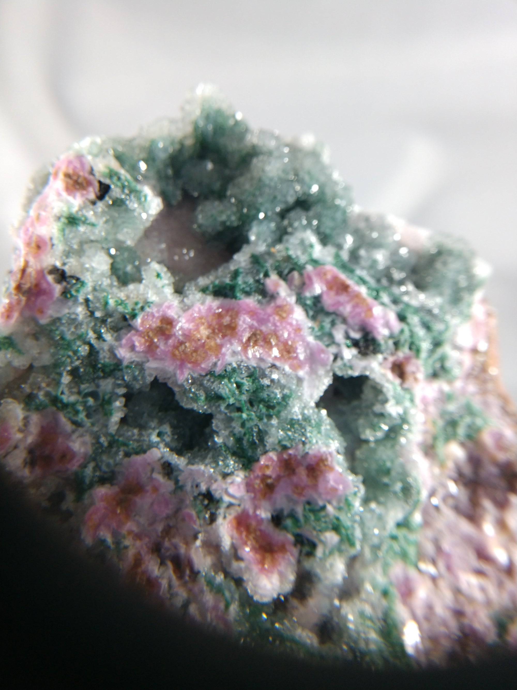Spherocobaltite with malachite and quartz