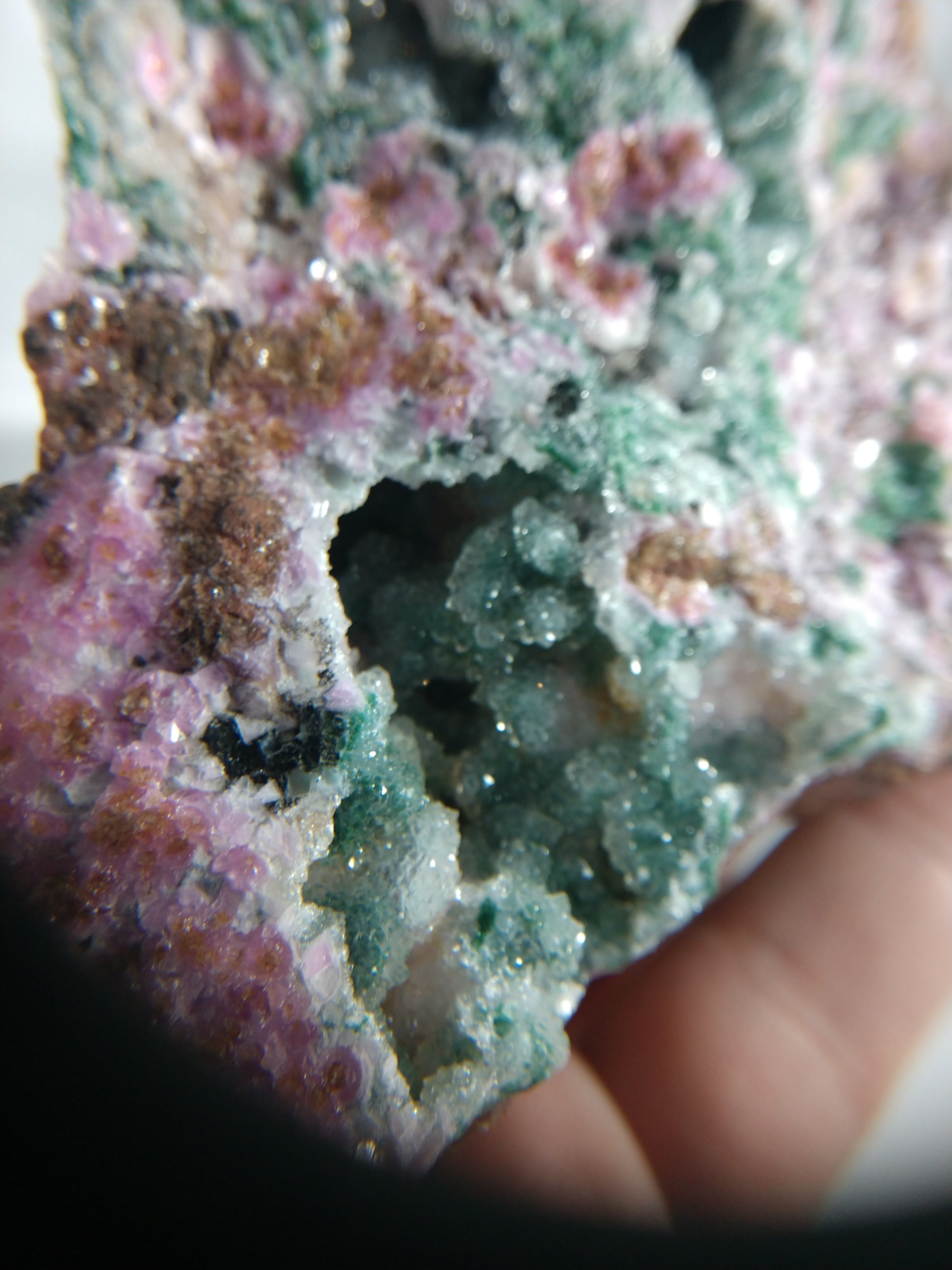 Spherocobaltite with malachite and quartz
