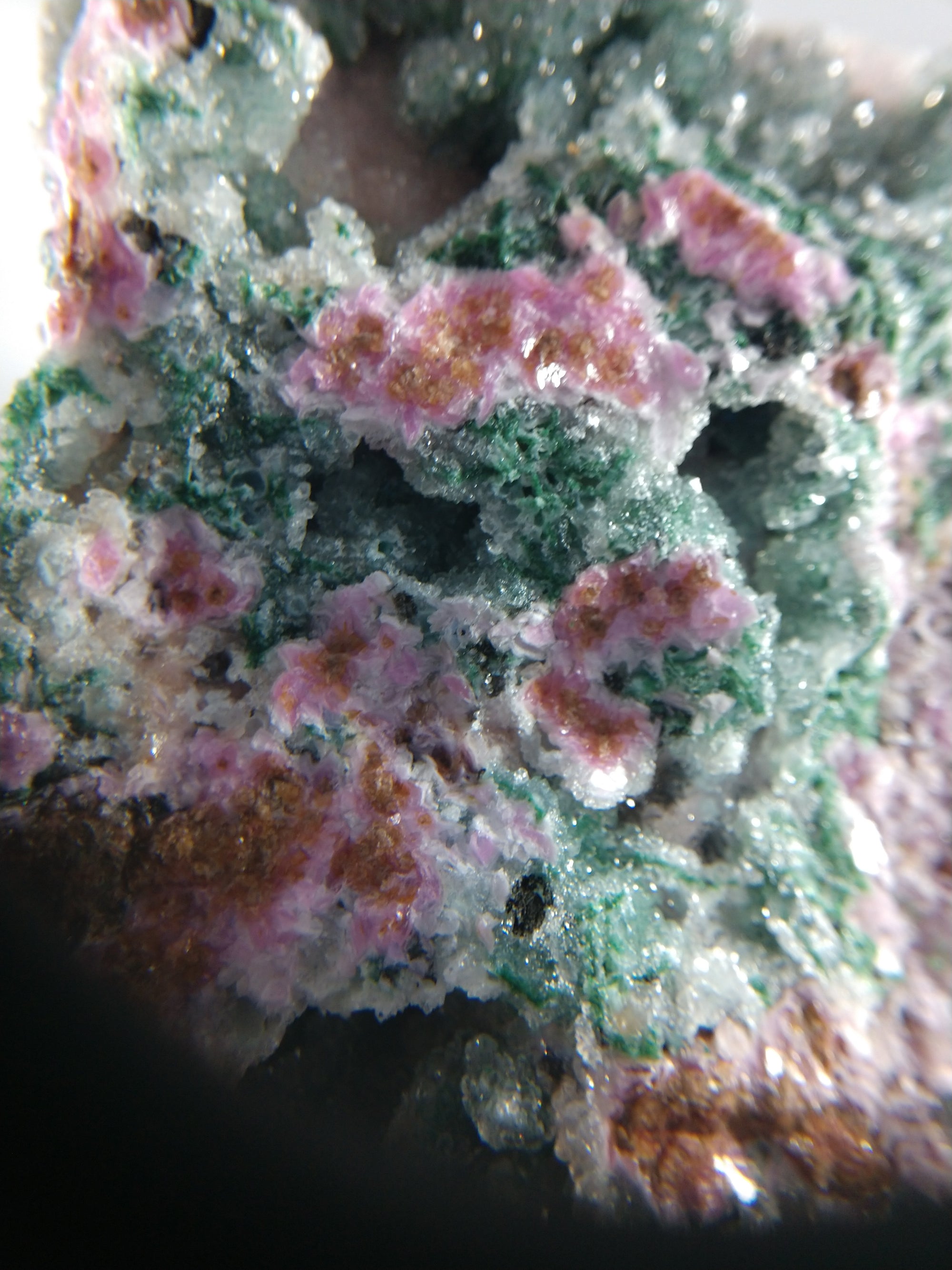 Spherocobaltite with malachite and quartz