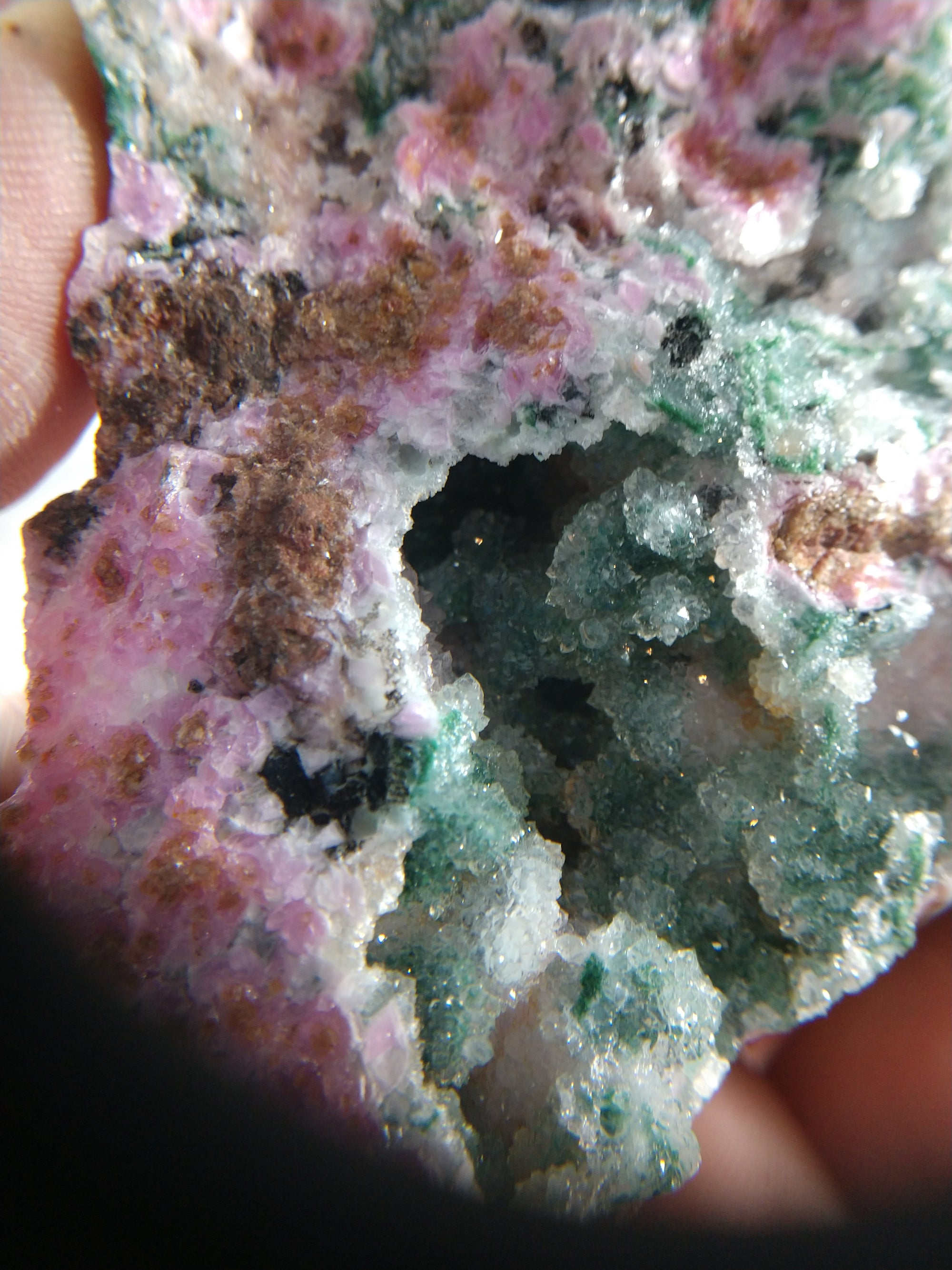 Spherocobaltite with malachite and quartz