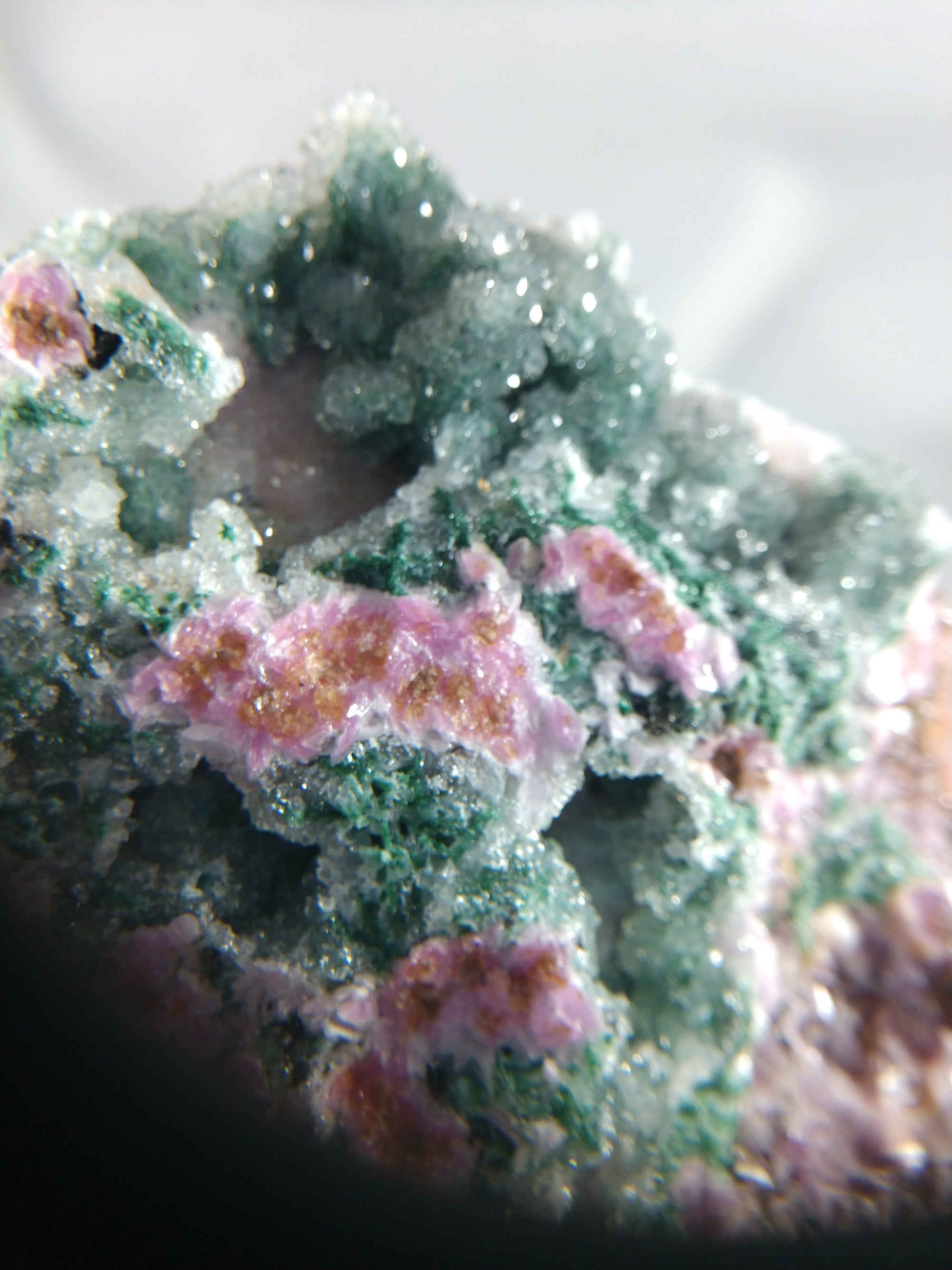 Spherocobaltite with malachite and quartz
