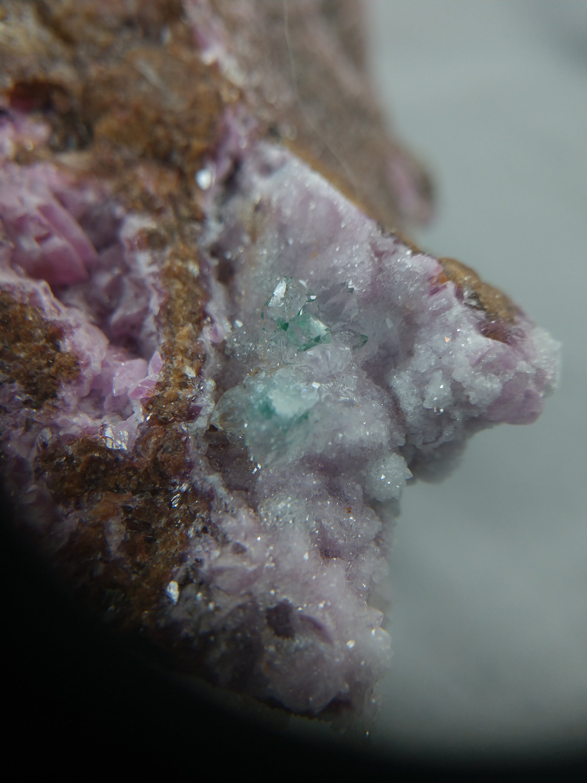 Spherocobaltite with malachite and quartz