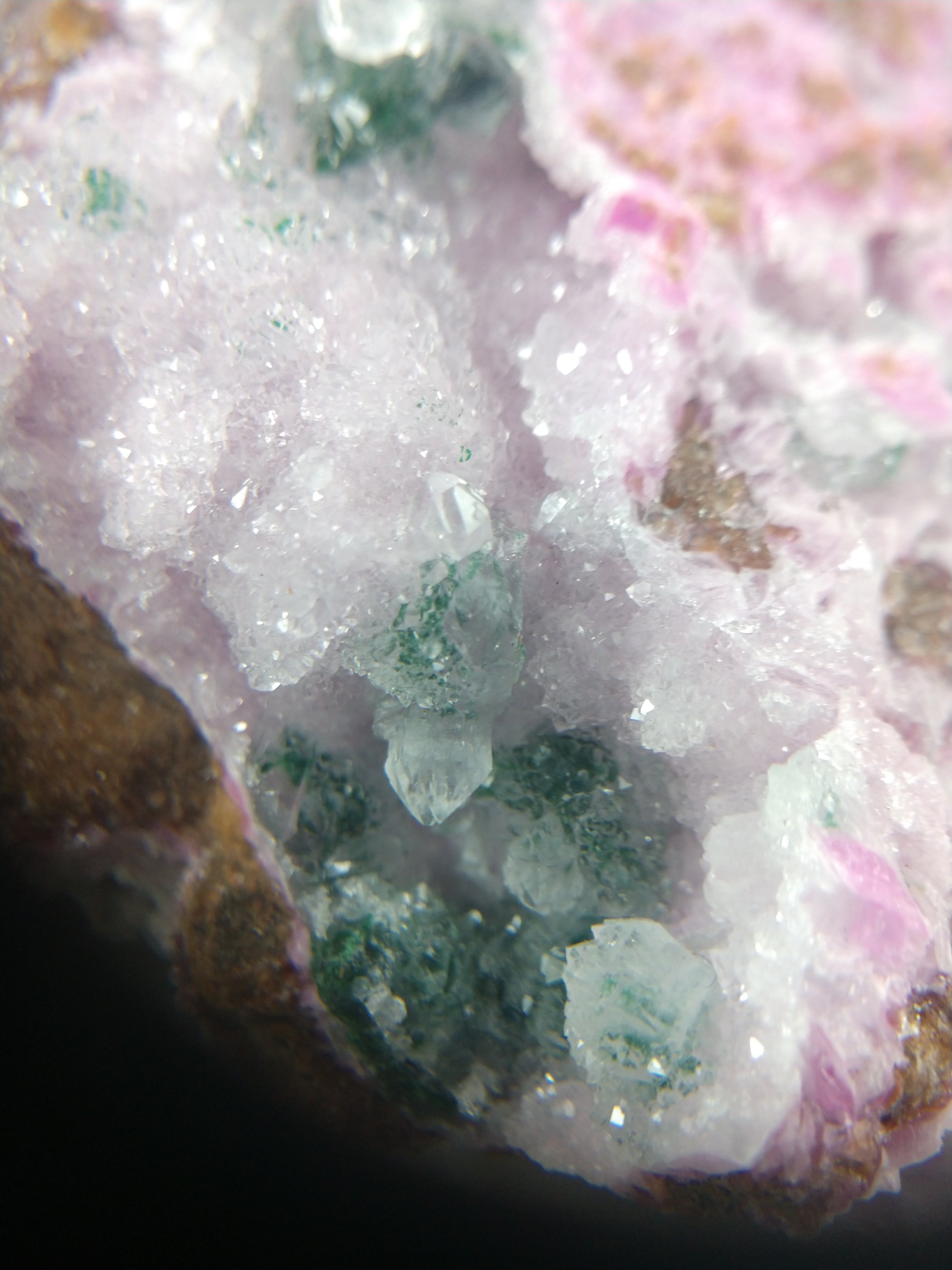 Spherocobaltite with malachite and quartz