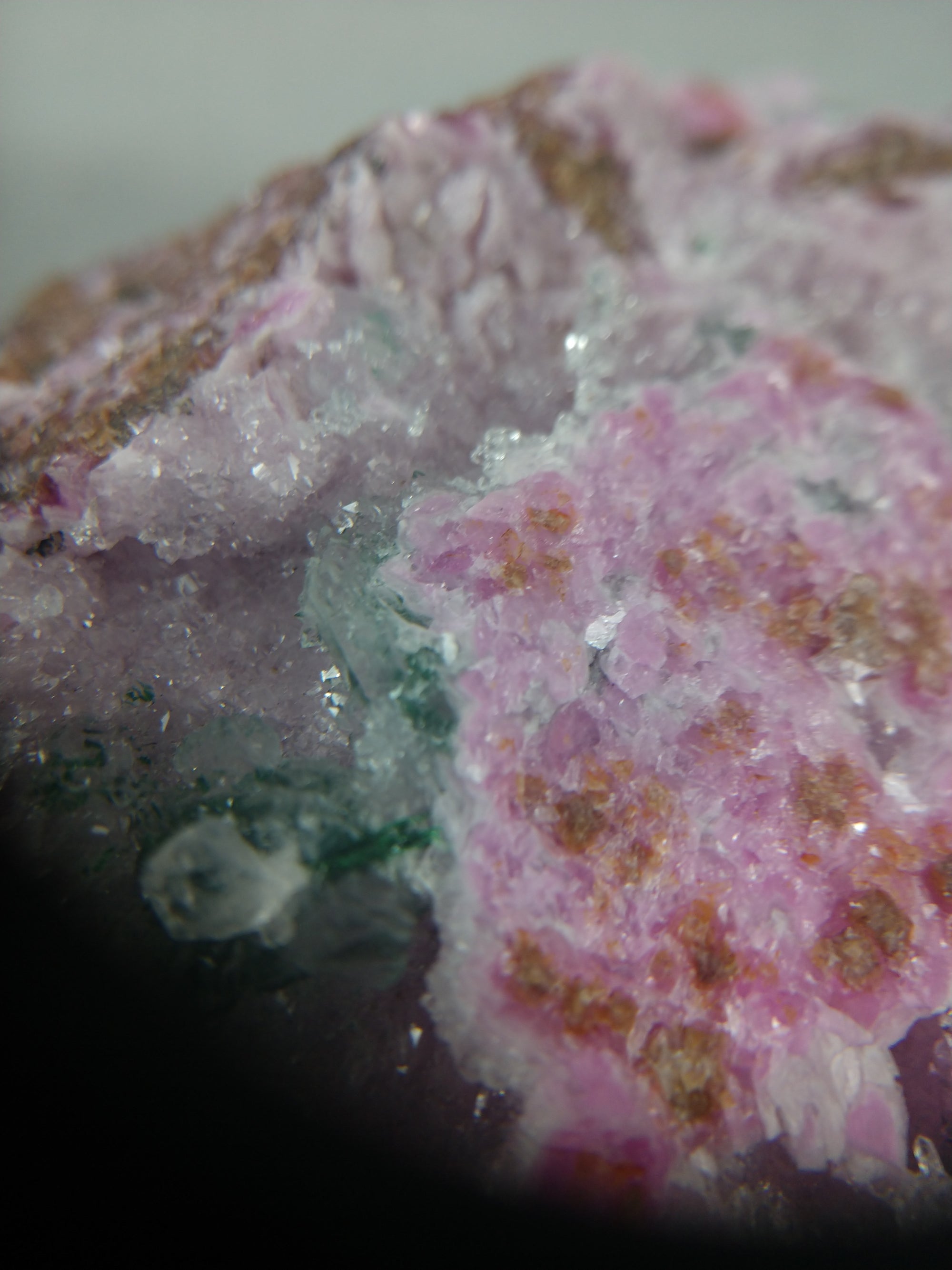 Spherocobaltite with malachite and quartz