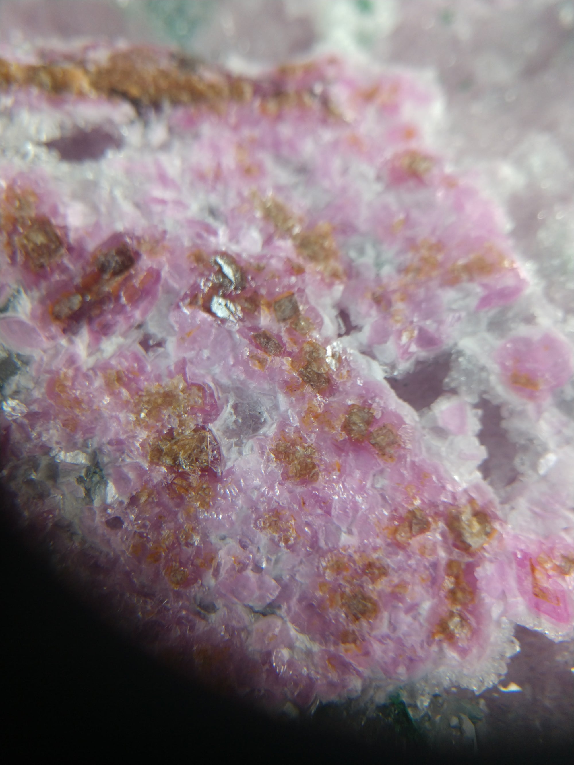 Spherocobaltite with malachite and quartz