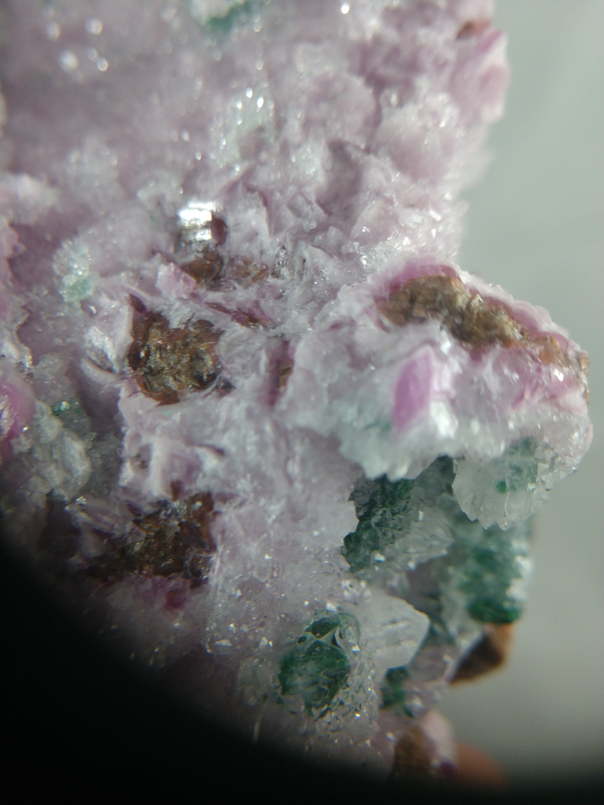 Spherocobaltite with malachite and quartz