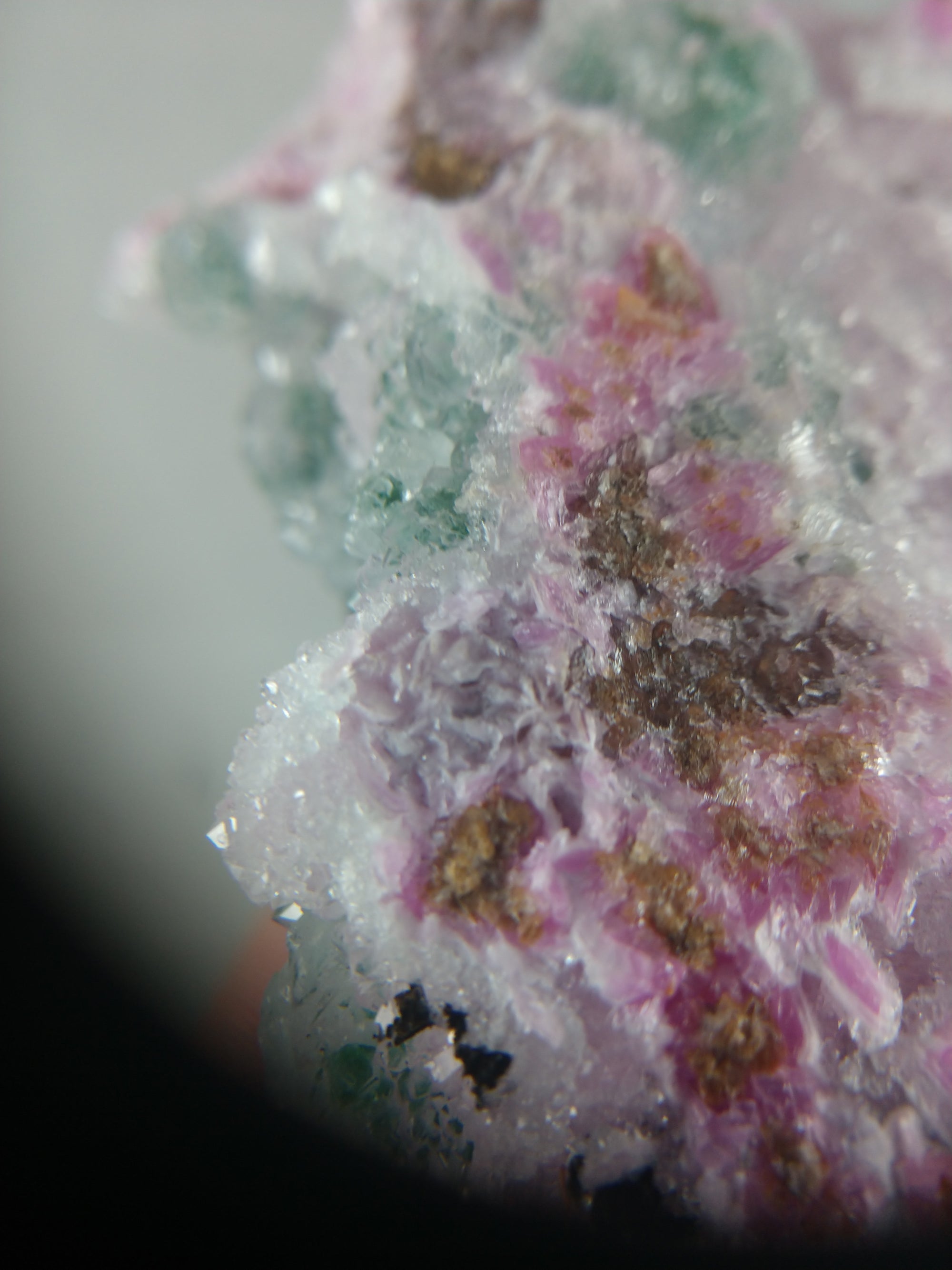 Spherocobaltite with malachite and quartz