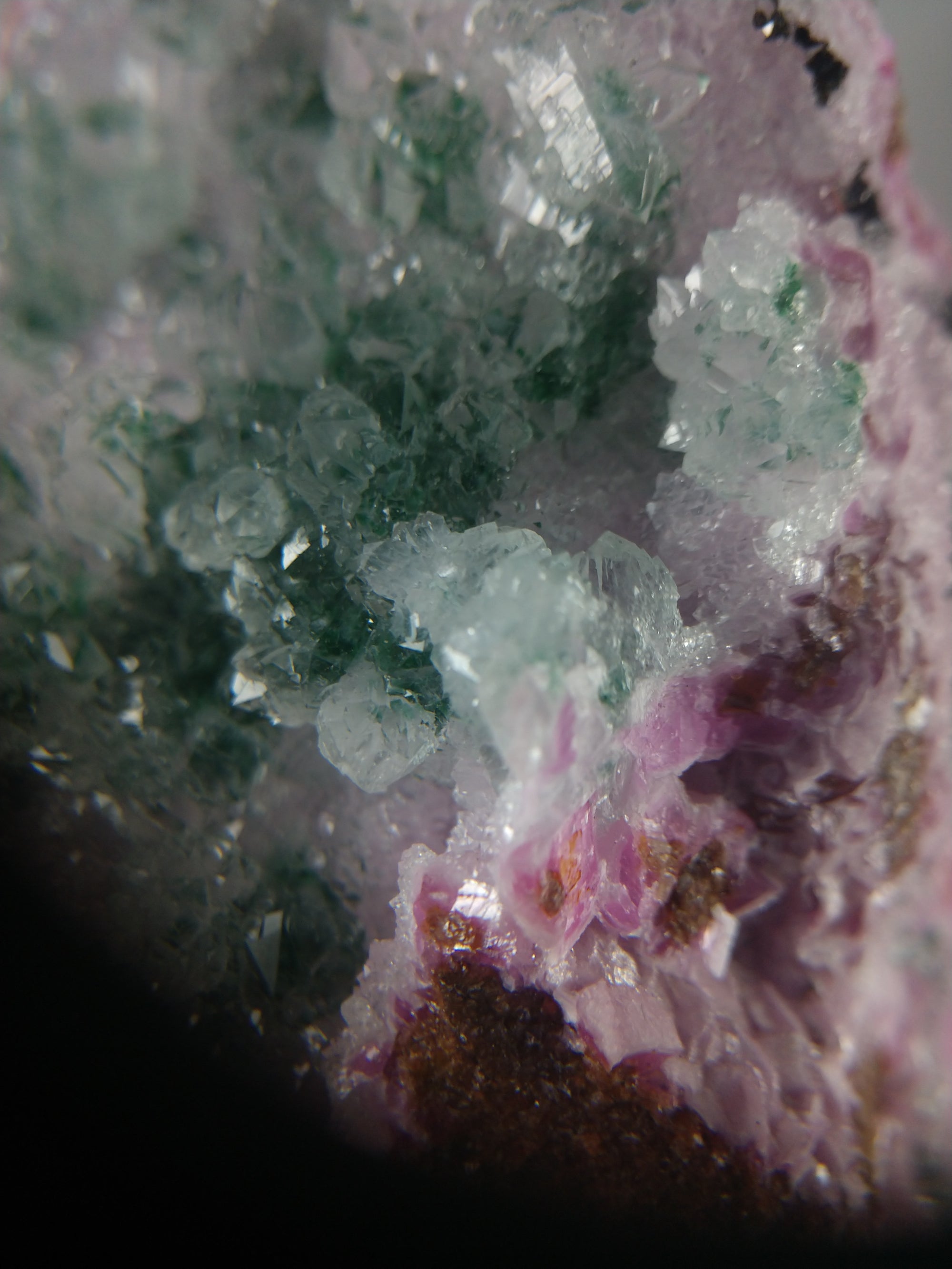 Spherocobaltite with malachite and quartz